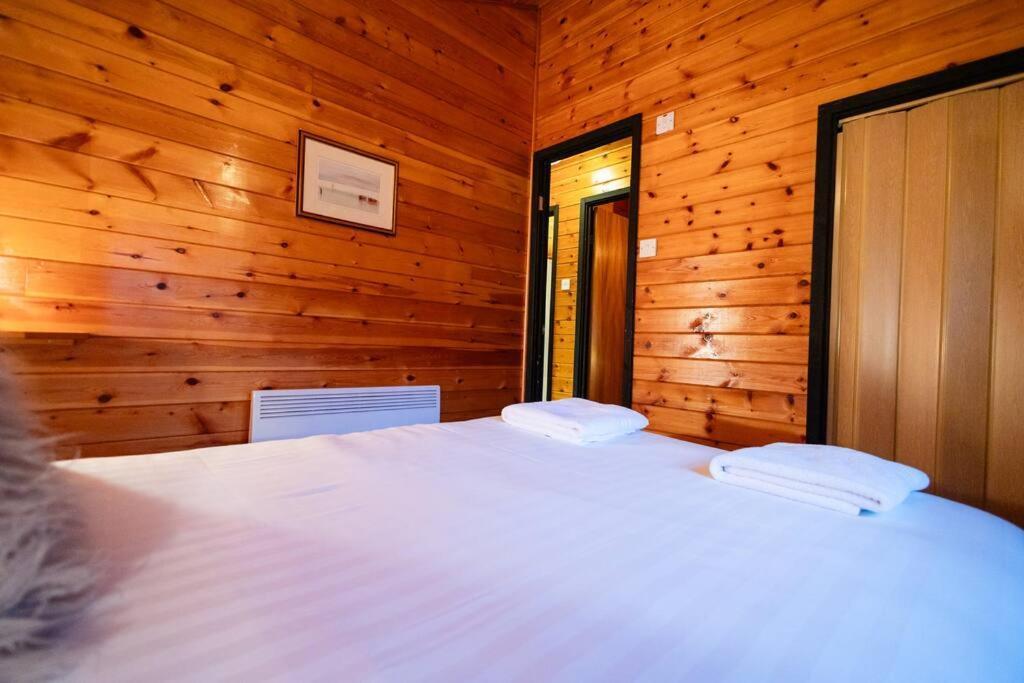 Cozy Norwegian Style Log Cabin In Rural Snowdonia - 2 Bedrooms & Parking By Seren Short Stays Ffestiniog 외부 사진