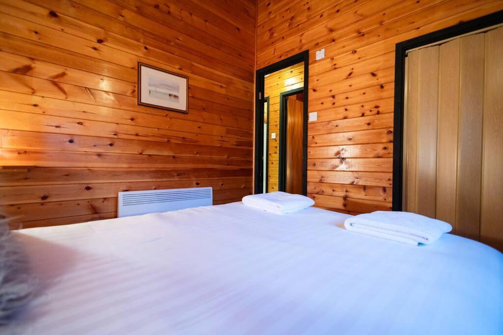 Cozy Norwegian Style Log Cabin In Rural Snowdonia - 2 Bedrooms & Parking By Seren Short Stays Ffestiniog 외부 사진