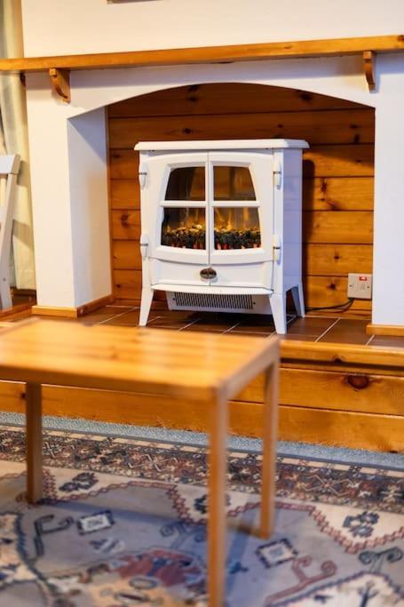 Cozy Norwegian Style Log Cabin In Rural Snowdonia - 2 Bedrooms & Parking By Seren Short Stays Ffestiniog 외부 사진